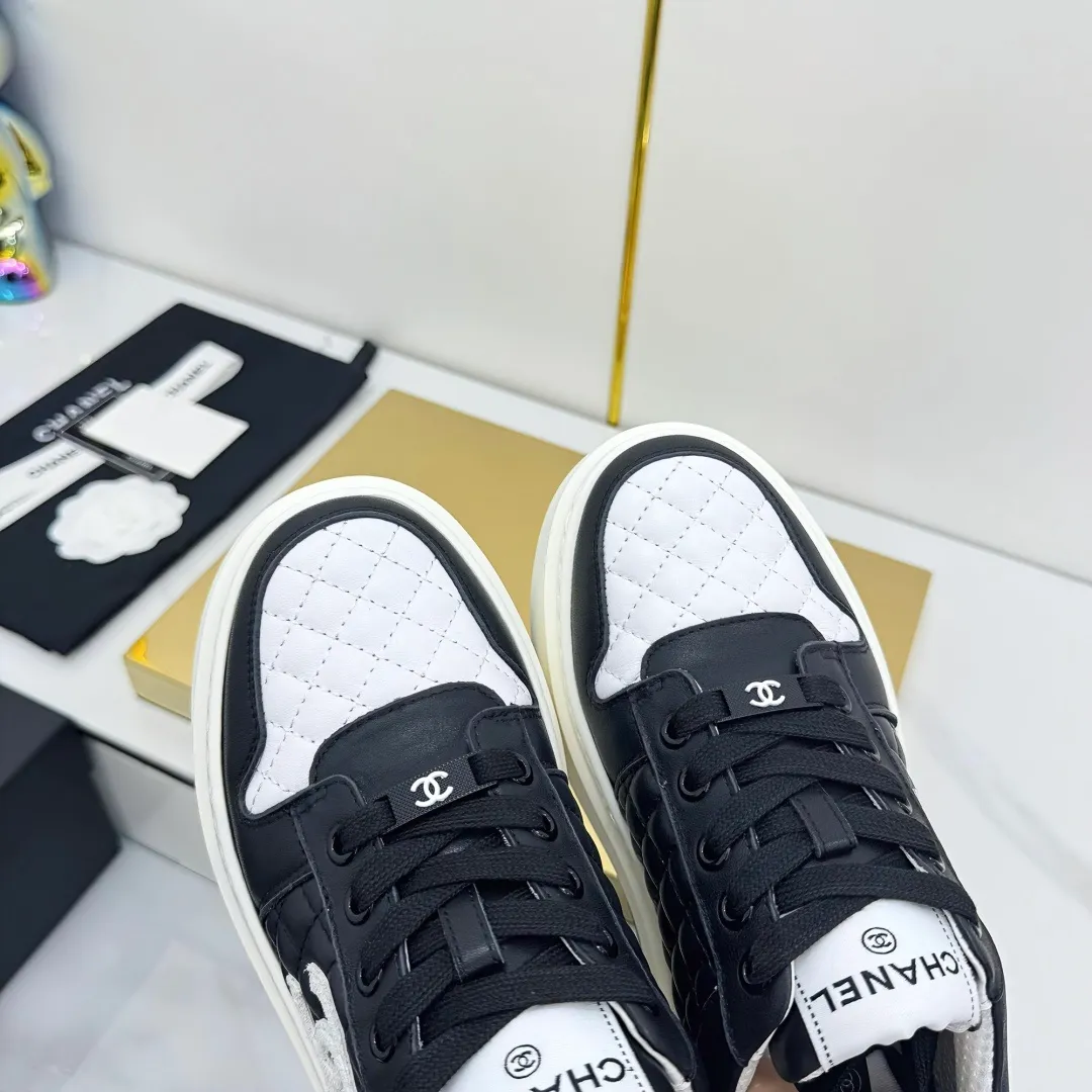 👟👟Ex-factory price 600👟👟 Upgraded version, upgraded version, upgraded version! No rebuttal accepted! ! ! ! Chanel Chanel panda shoes! 2025 counter's top casual sports shoes. This classic design; the upper is electro-embroidered with a variety of techniques; the outsole is fashionable and sporty; the unusual inclusion of a variety of color matching elements... The diversified mix and match is very good-looking and versatile, and can be used for leisure, fashion, sports, and outdoor... ꫛꫀꪝ Go➫ Materials: ❶Upper made of: original imported first-layer silk cowhide + original waterproof cloth + original first-layer cowhide ❷Inner lining: Original Yangli+Net ❸Outsole based on: Original TPU combination outsole Counter boutique packaging complete set for women 35–41 👉 👉 👉 👉 👉